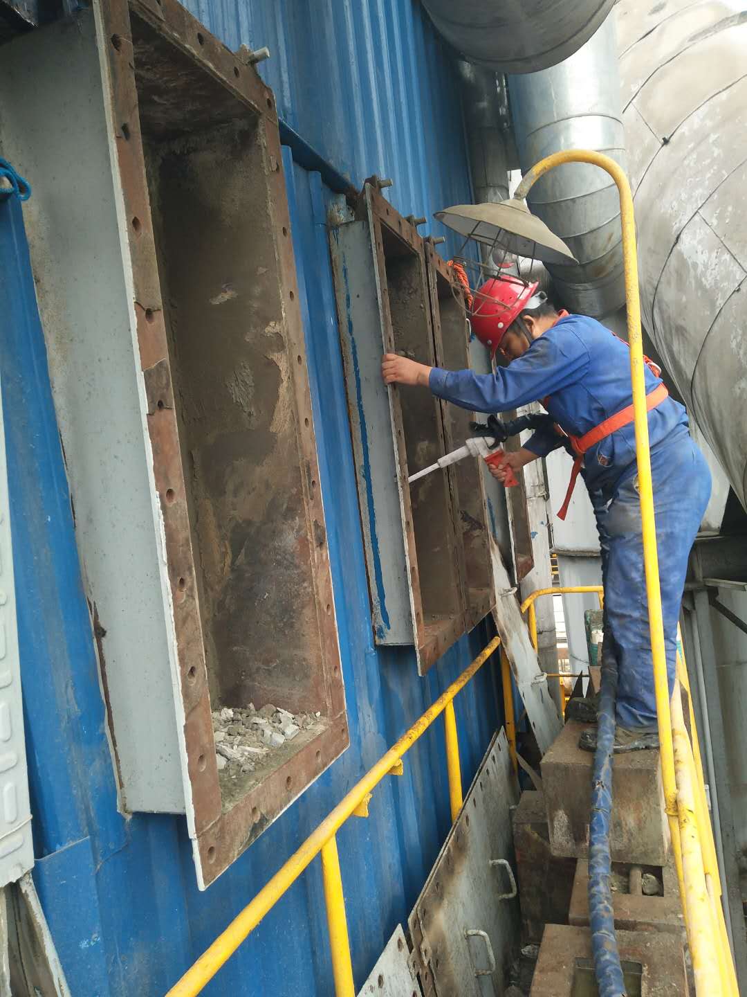 水泥廠窯頭鍋爐清洗場(chǎng)景